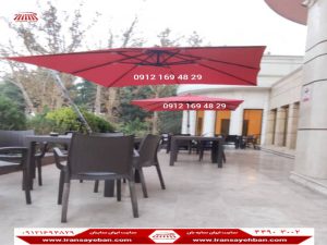 چتر پایه کنار مغازه ای